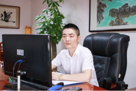 “老板，好樣的，我們永遠(yuǎn)向您看齊！” ——讀益陽日報(bào)《諶暢明 把公司做強(qiáng)，把公益做好》有感